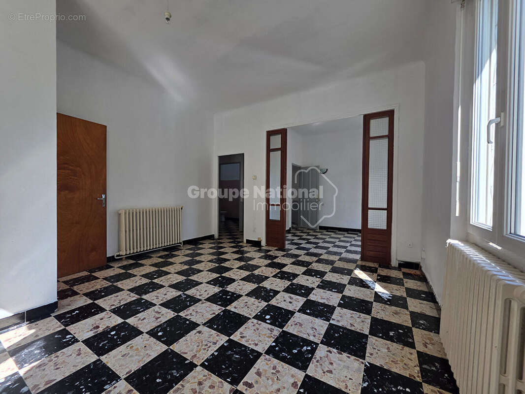 Maison de ville - Potentiel, grands garages et cour - photo 7