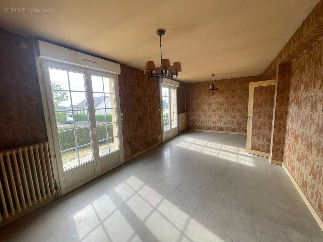 Maison à SAINT-GEORGES-BUTTAVENT
