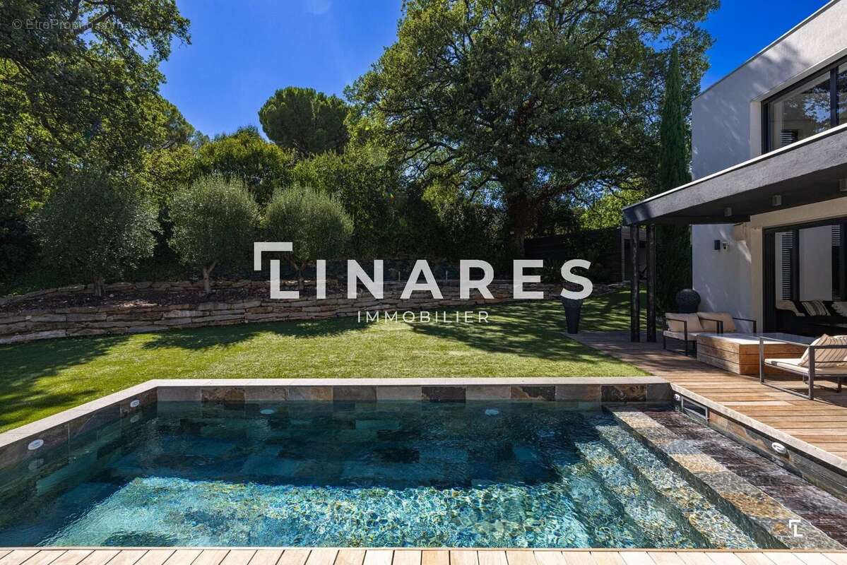 LA CONFIDENTIELLE - Villa T4/5 de 155m² - Piscine - Garage 39m² - Terrain 985m²  - 13012 MARSEILLE - photo 24