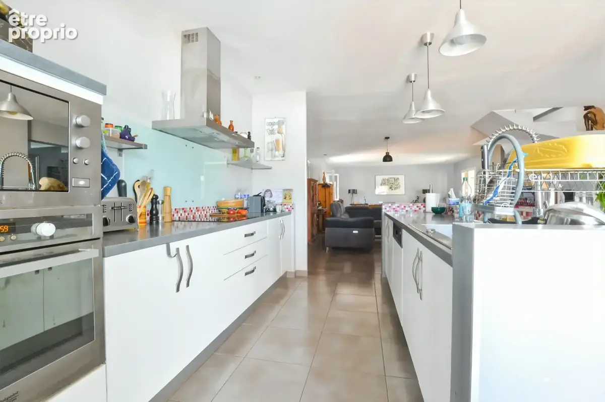 Montady – Maison familiale de 184 m² avec piscine et véranda - photo 8