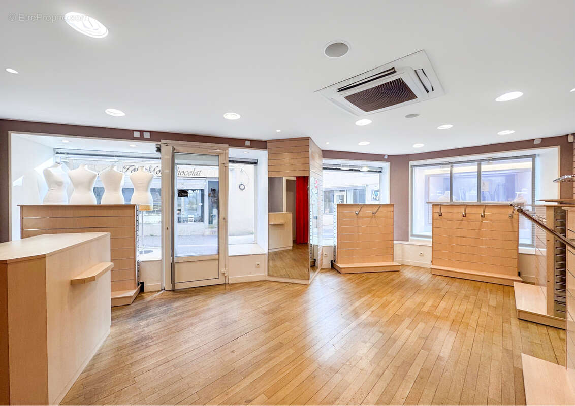 Commerce à CONDRIEU