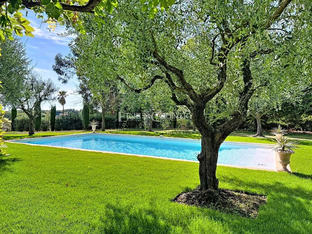 Maison à CHATEAUNEUF-GRASSE