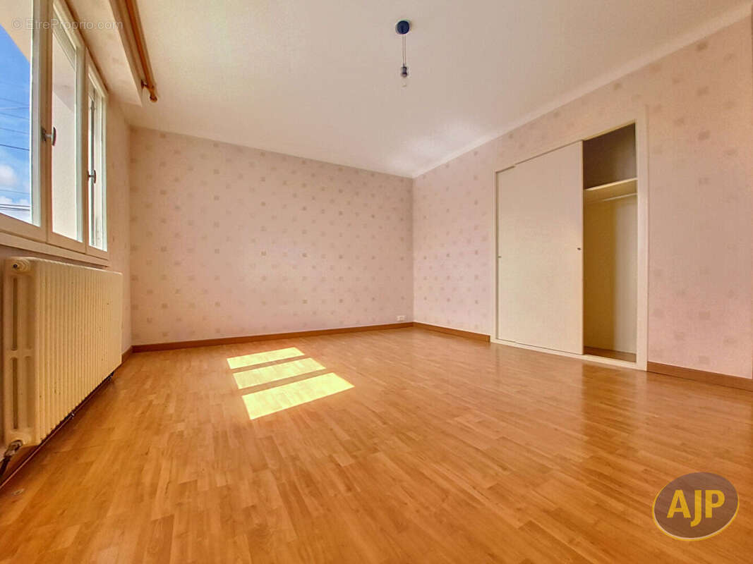Exclusivité à La Roche-sur-Yon : Maison Familiale à Étage de 130 m² - photo 7