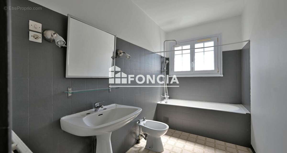 Raphèle les Arles ,maison de 156 M2 divisée en deux appartements avec garage et jardin - photo 6