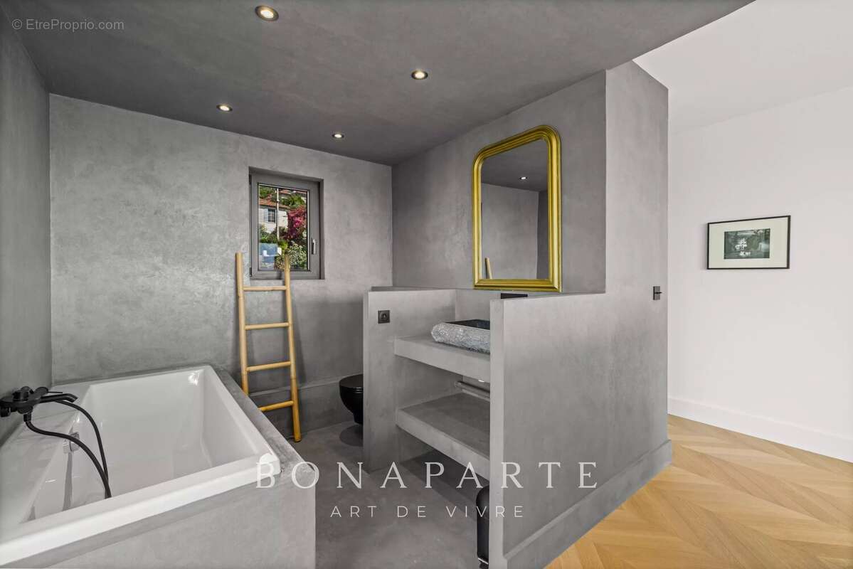 Aux portes de SUPER CANNES, élégante villa entiérement rénové - vue mer panoramique - position dominante - photo 17