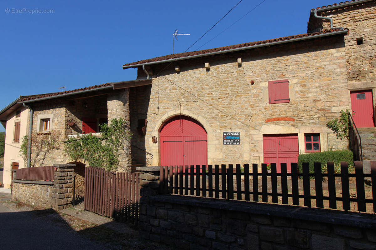 Maison de village et ses dépendances. - photo 11