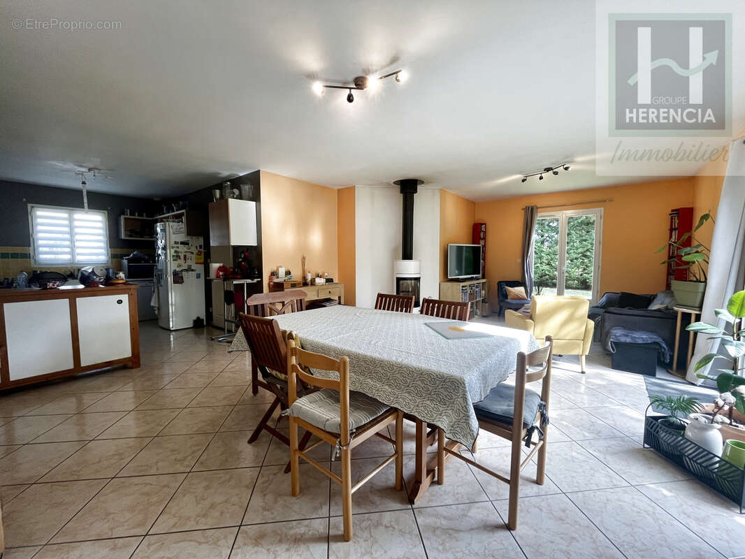 VILLEJOUBERT - Maison de plain-pied 115m2 - 4 chambres - Garage - photo 2