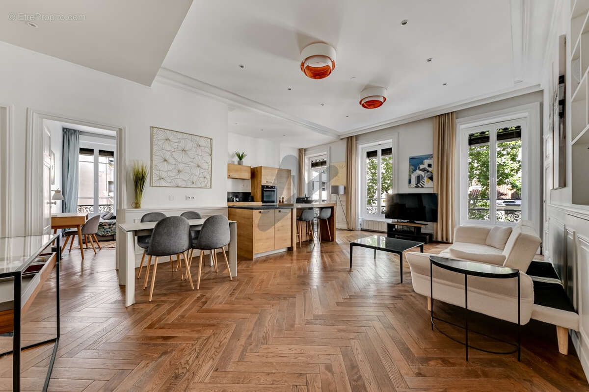 TÊTE D'OR / MASSÉNA  Appartement avec 3 chambres et un balcon en étage - photo 3
