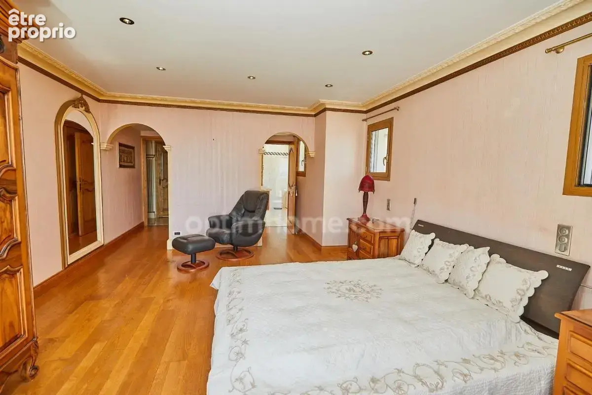 BOUZIGUES – Villa 250 m², vue étang, piscine à débordement, appartement indépendant - photo 10