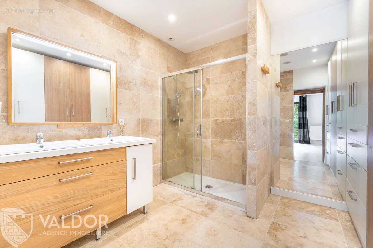 Maison à SAINT-GENIS-LES-OLLIERES