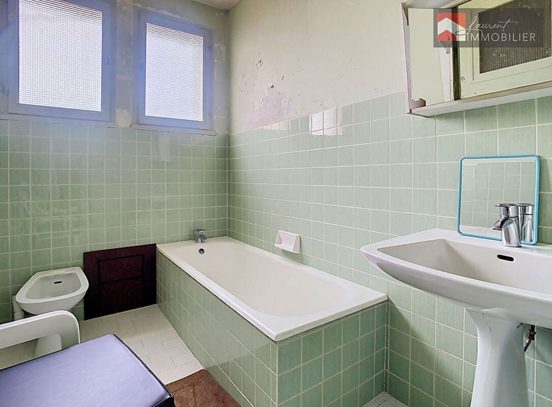 Ensemble immobilier avec maison d'habitation, ancienne ferme, nombreuses dépendances et terrain de 6 236 m² - photo 10