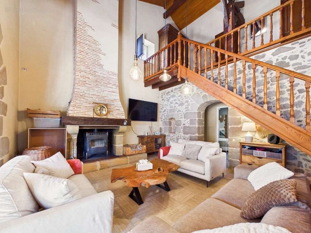 Jolie maison en pierre avec 4 chambres, un grand garage et un abri voiture. - photo 6