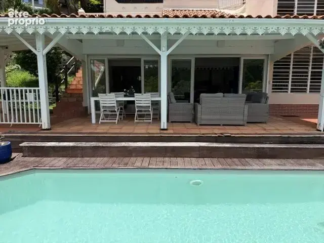 Villa 310 m² divisée en deux appartements Piscine et vue dégagée — Terrain de 1 076 m² - photo 2