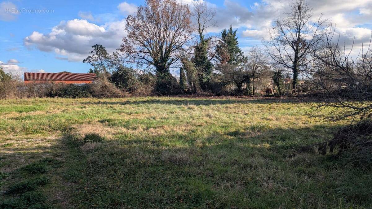 Terrain à MONTBETON