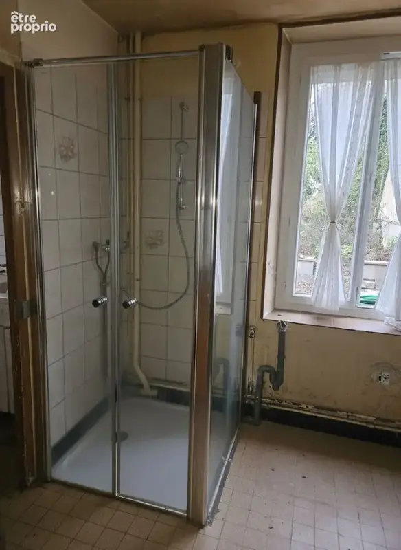 A Bigny-Vallenay, vaste maison de 5 chambres avec grange et grand terrain arboré . - photo 9