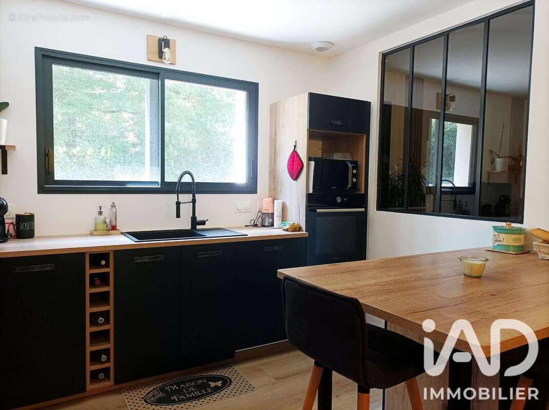 Maison 91 m² à Corme-Royal  - photo 6