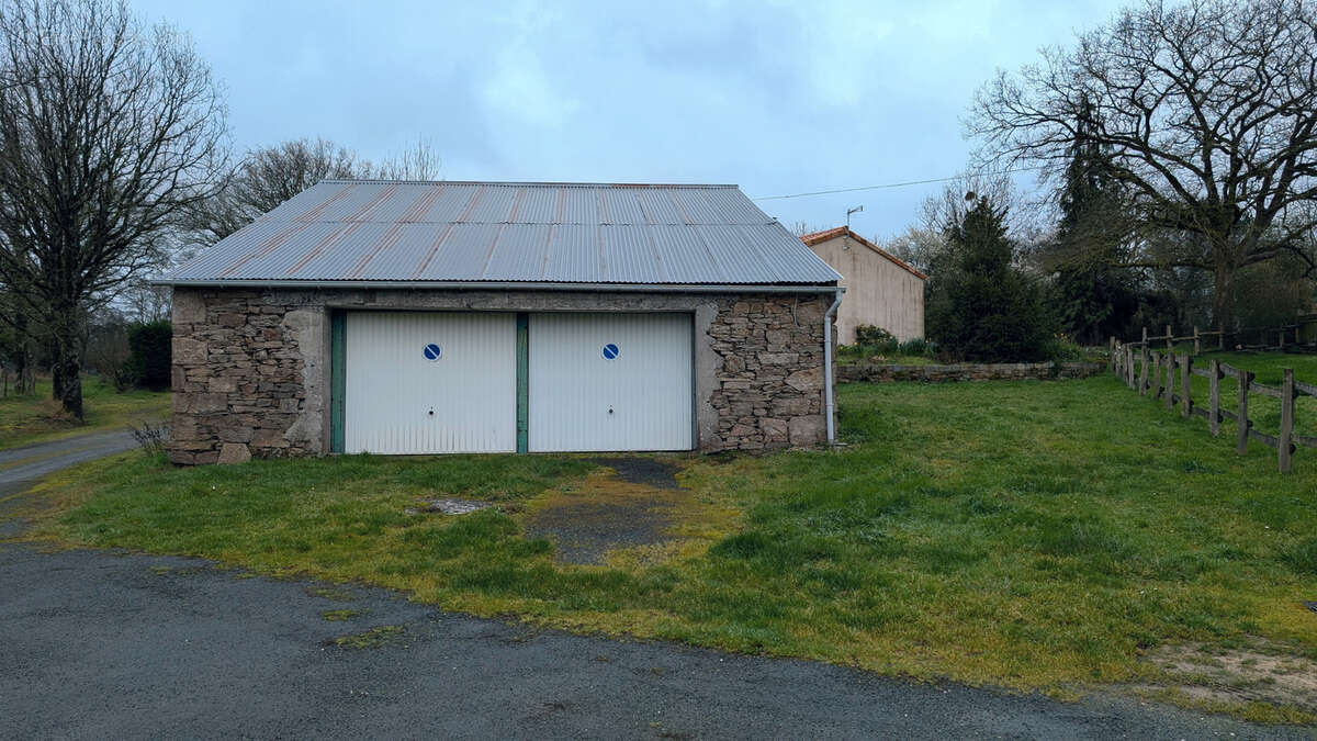 Parking à LES LANDES-GENUSSON