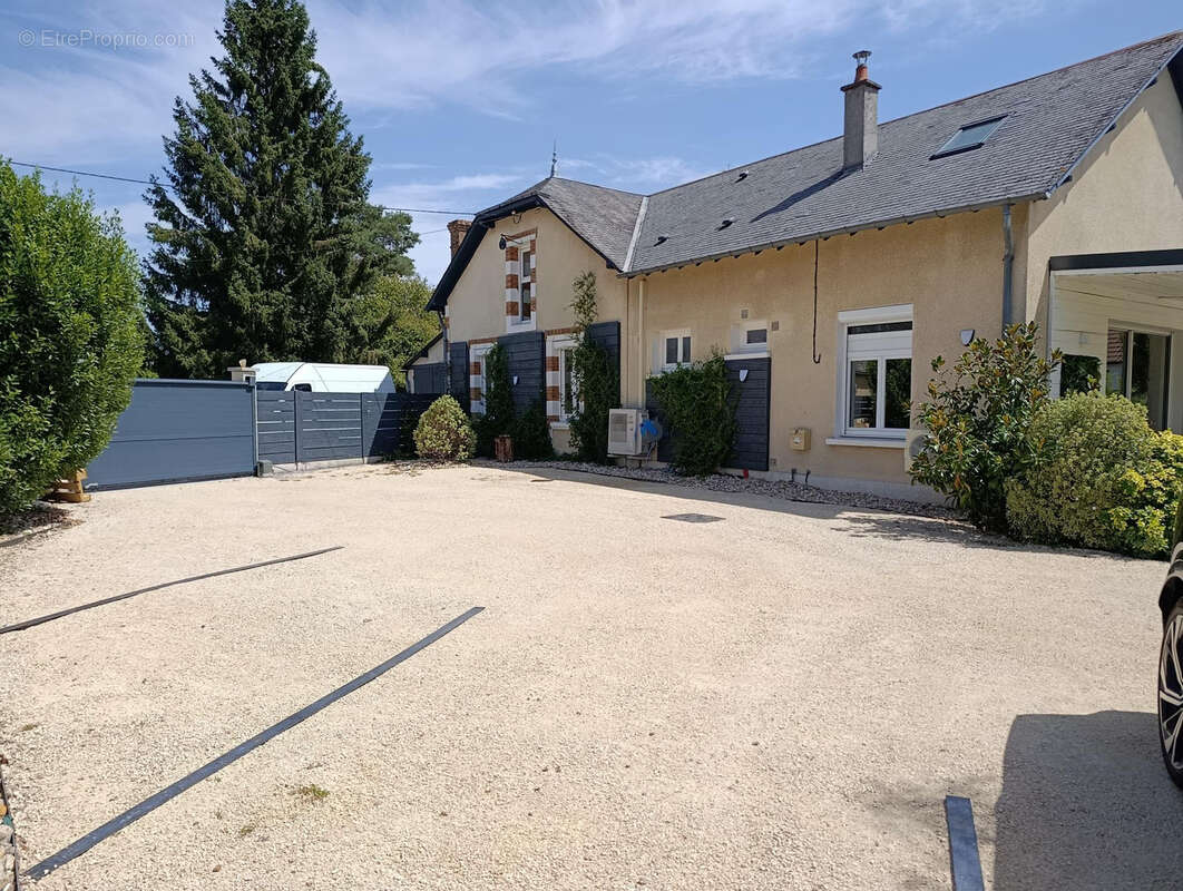 Maison rénovée, habitable de suite, garage, jardin clos avec piscine - photo 3