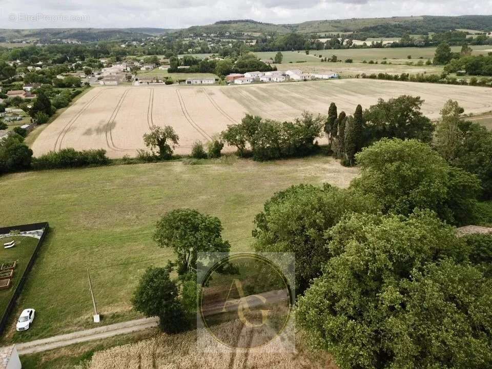 Terrain à VILLENEUVE-LA-COMPTAL
