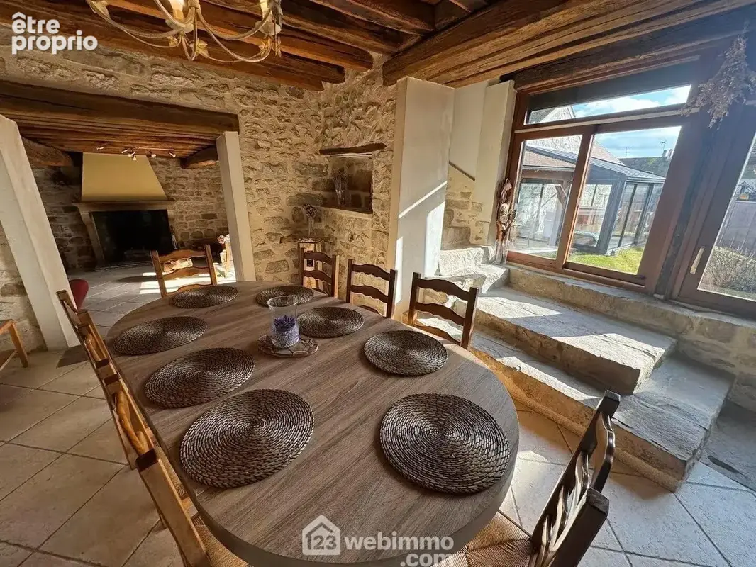 Une salle à manger avec un accès directement sur la cuisine.