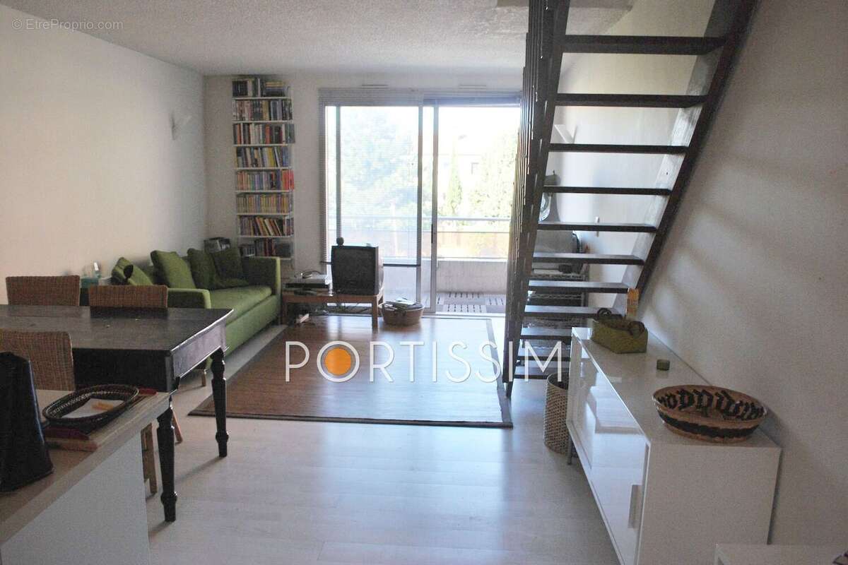 Appartement à SAINT-LAURENT-DU-VAR