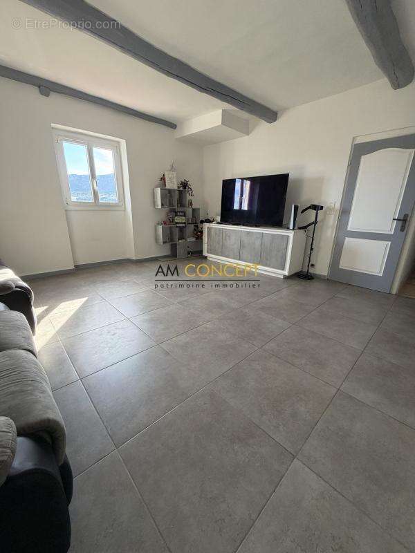 Appartement à CONTES