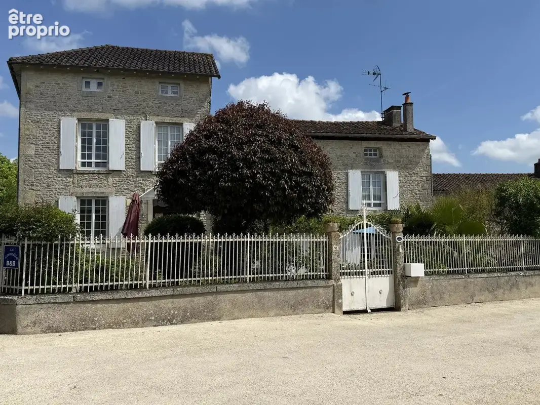 Belle maison de village rénovée avec 5 chambres, dépendances et jardin, située entre Ruffec et Civray - photo 15
