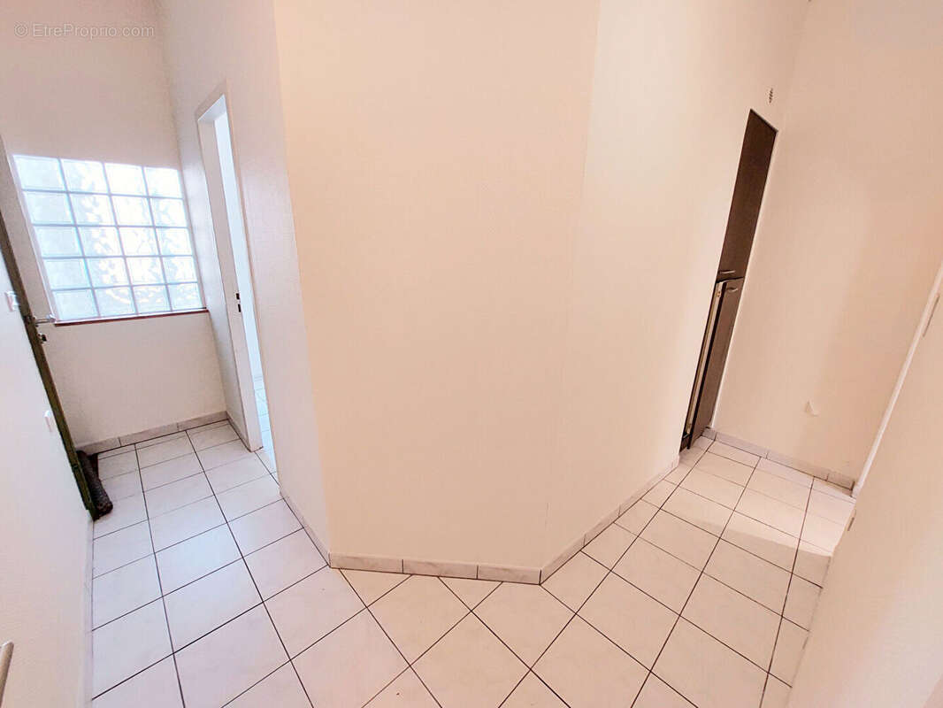 Maison individuelle divisée en 2 appartements rapport locatif secteur Pelloutier - photo 3
