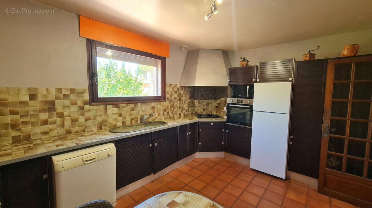 LES ANGLES   Quartier des Priades  Maison familiale avec piscine, grand sous-sol et toutes les commodités à p - photo 13