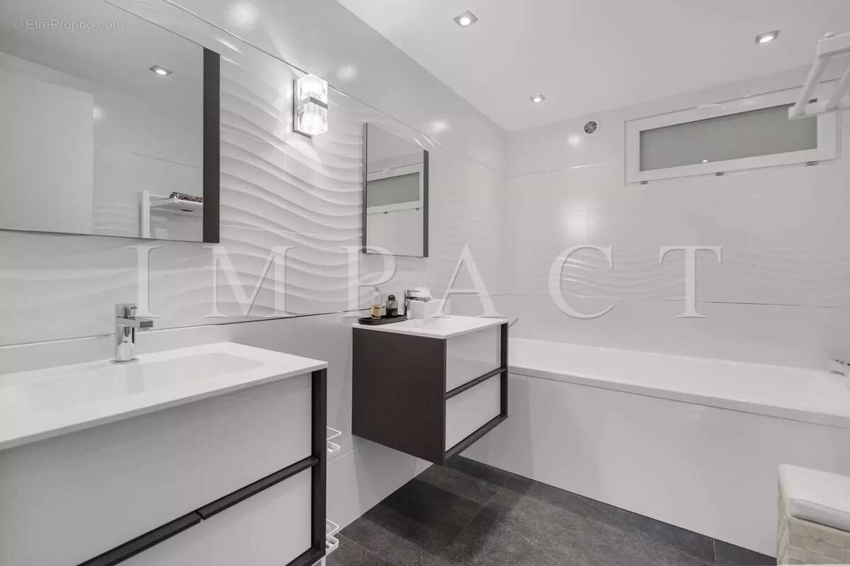 Maison à LA ROQUETTE-SUR-SIAGNE