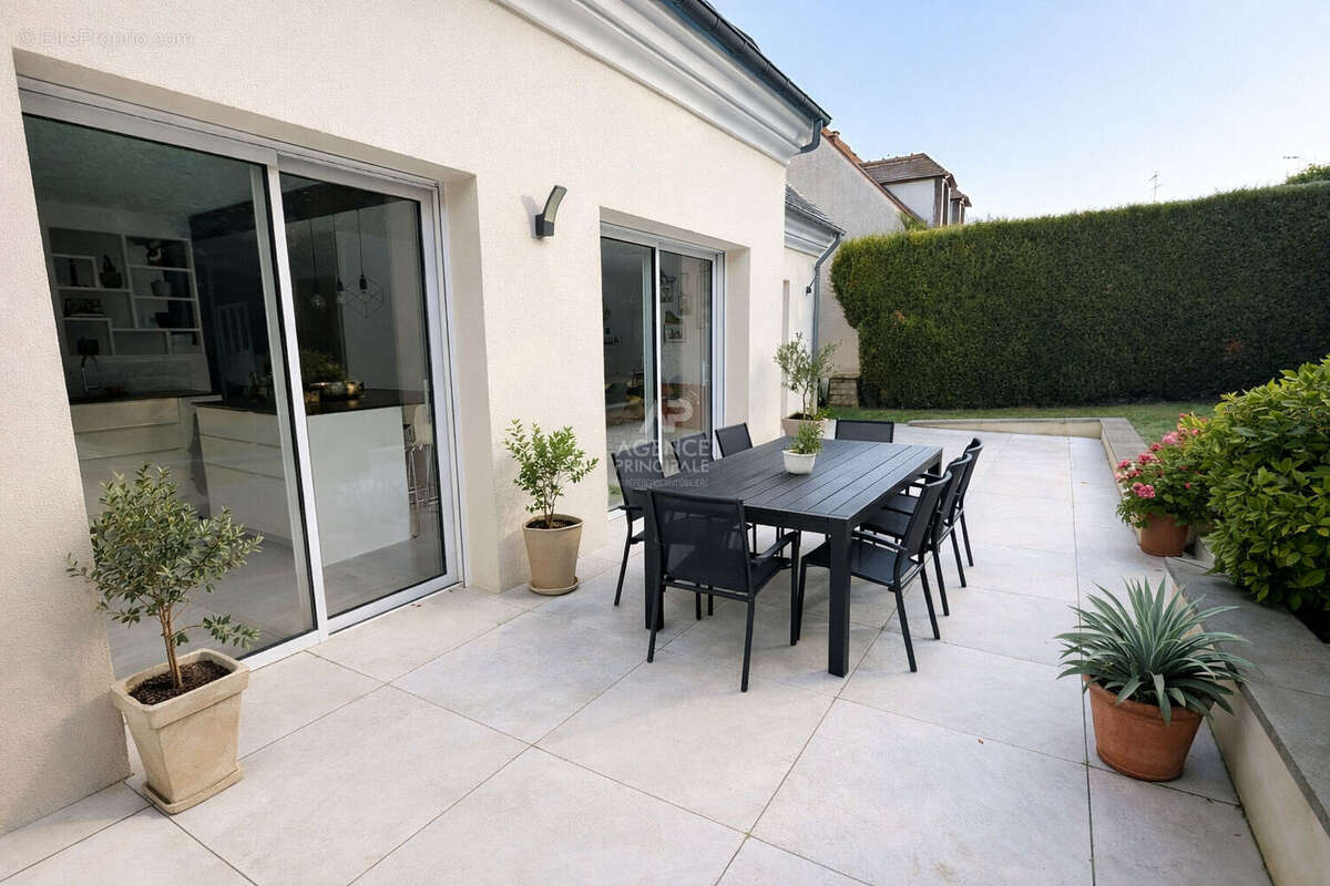 Maison à LE MESNIL-LE-ROI