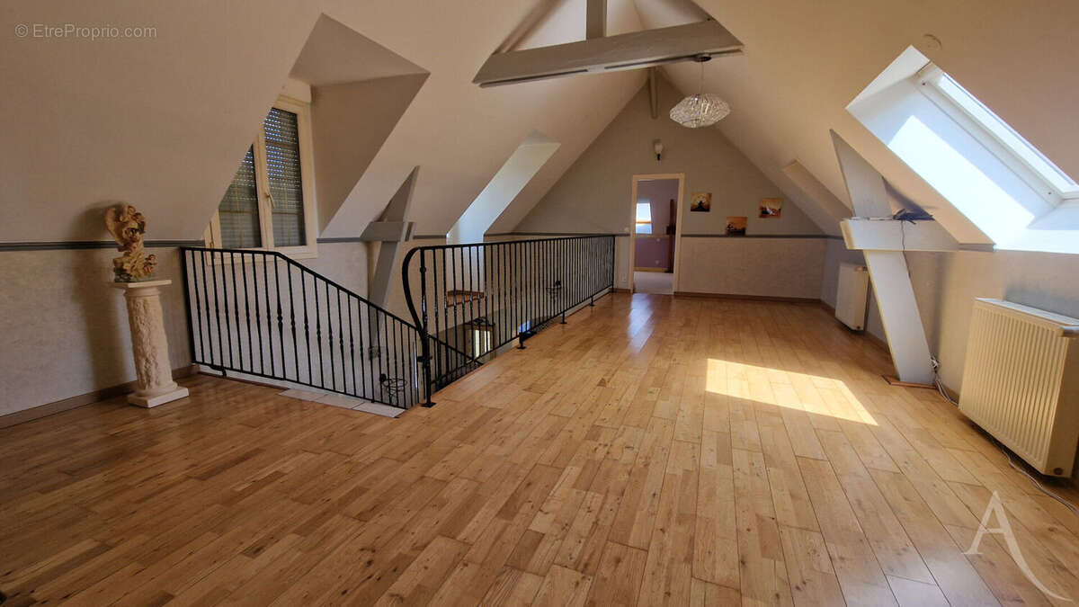 Belle demeure de 342m²  avec piscine intérieur, sous-sol total dans le village de FAVRIEUX - photo 8