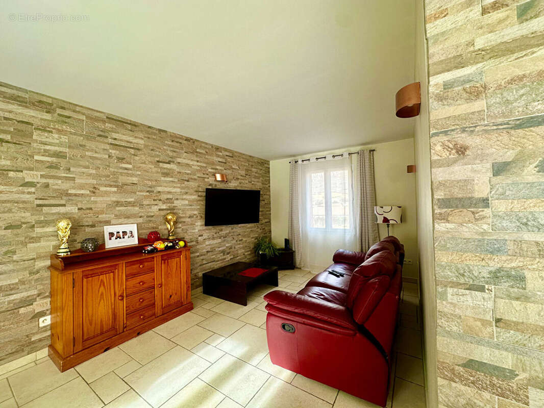 Maison à LES OMERGUES