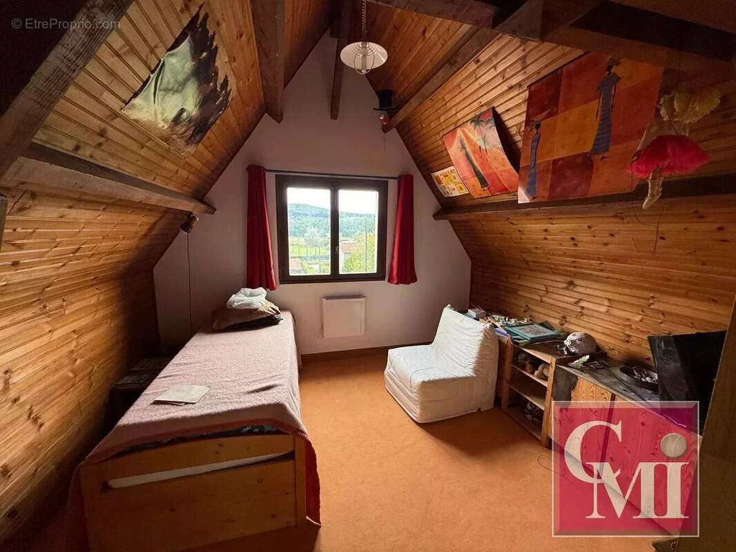 Exclusivite !! Pavillon familial avec piscine et grande dépe - photo 7