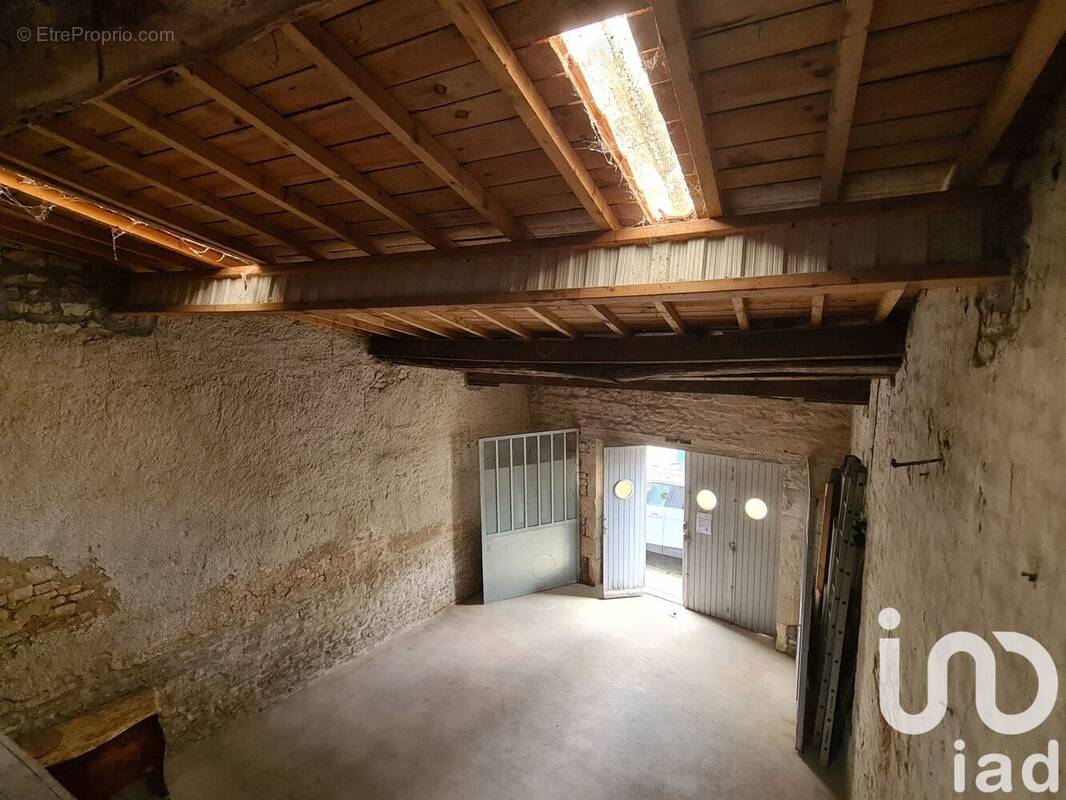 Photo 1 - Parking à SURGERES