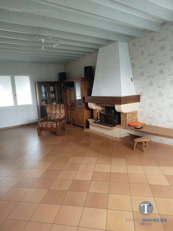 ETAGE - Maison à SAINT-SEURIN-DE-CADOURNE