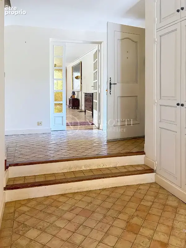 Lauris - Propriété avec piscine et dépendance sur 3300m2 de terrain. - photo 11