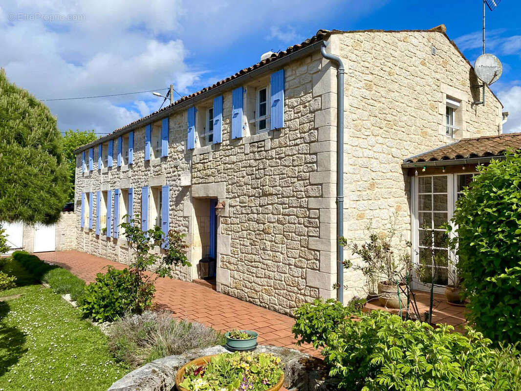 Maison 220 m² à Saint-Agnant  - photo 5