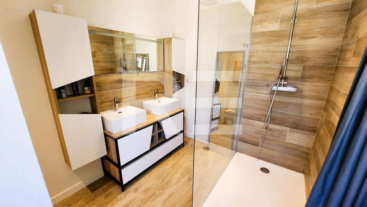 Maison à SAINT-CHAPTES