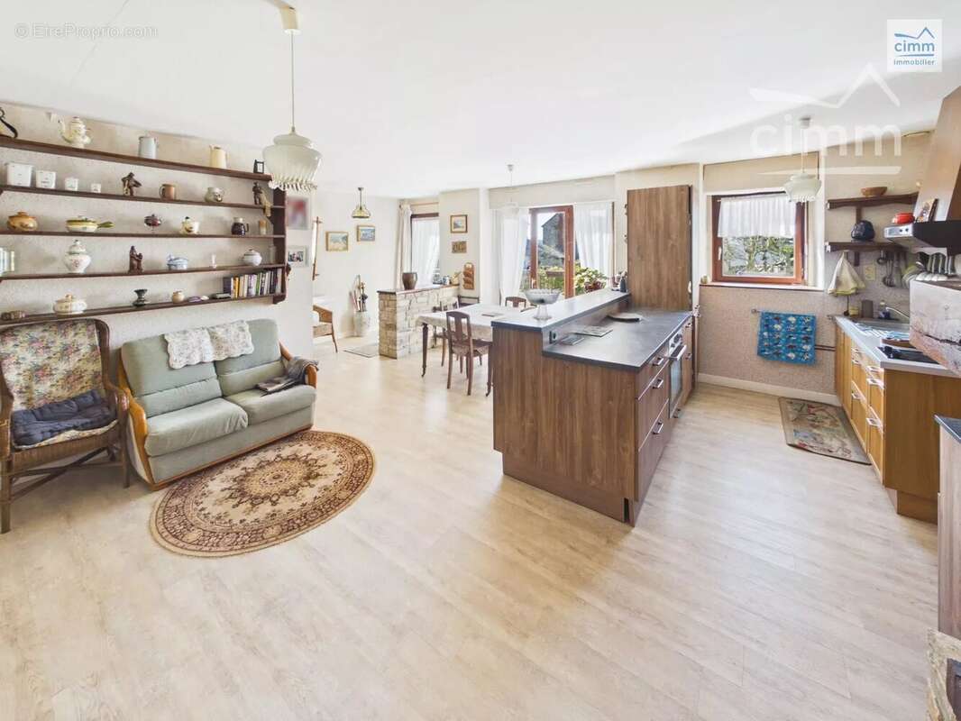 Maison à BOURG-DES-COMPTES