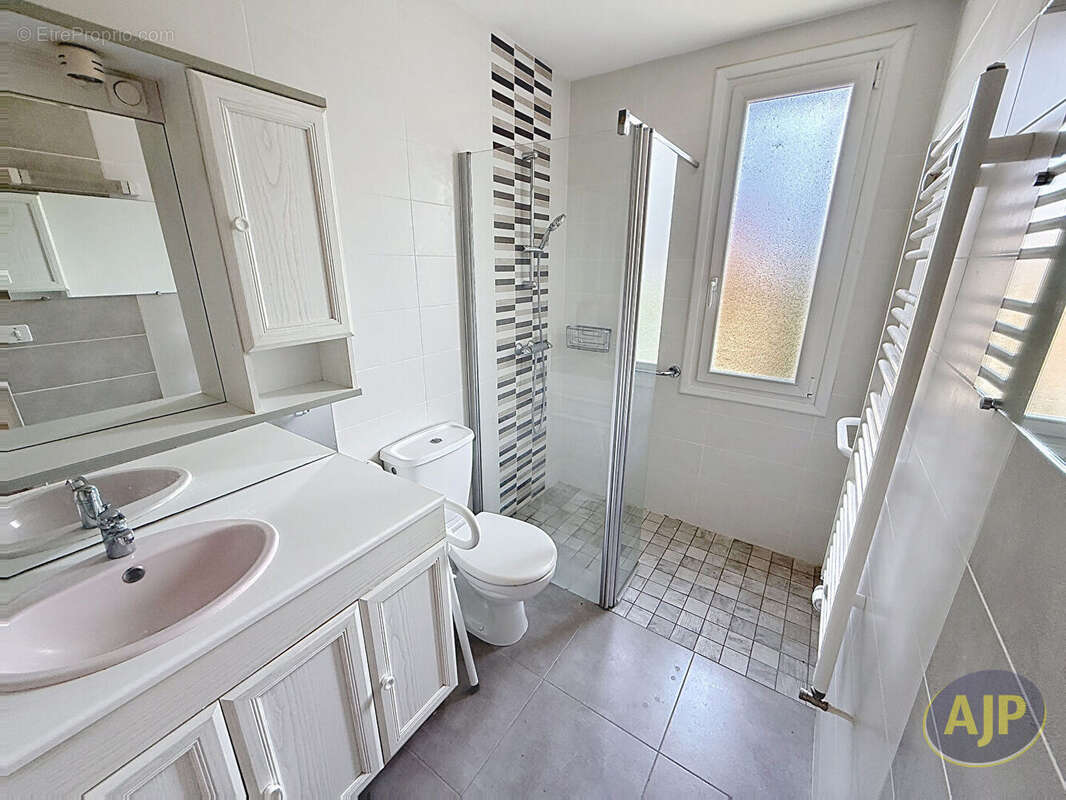 Maison à SAINT-MACAIRE-EN-MAUGES