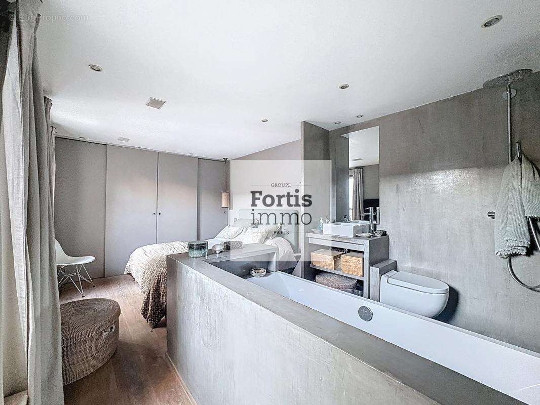 Appartement à PARIS-1E