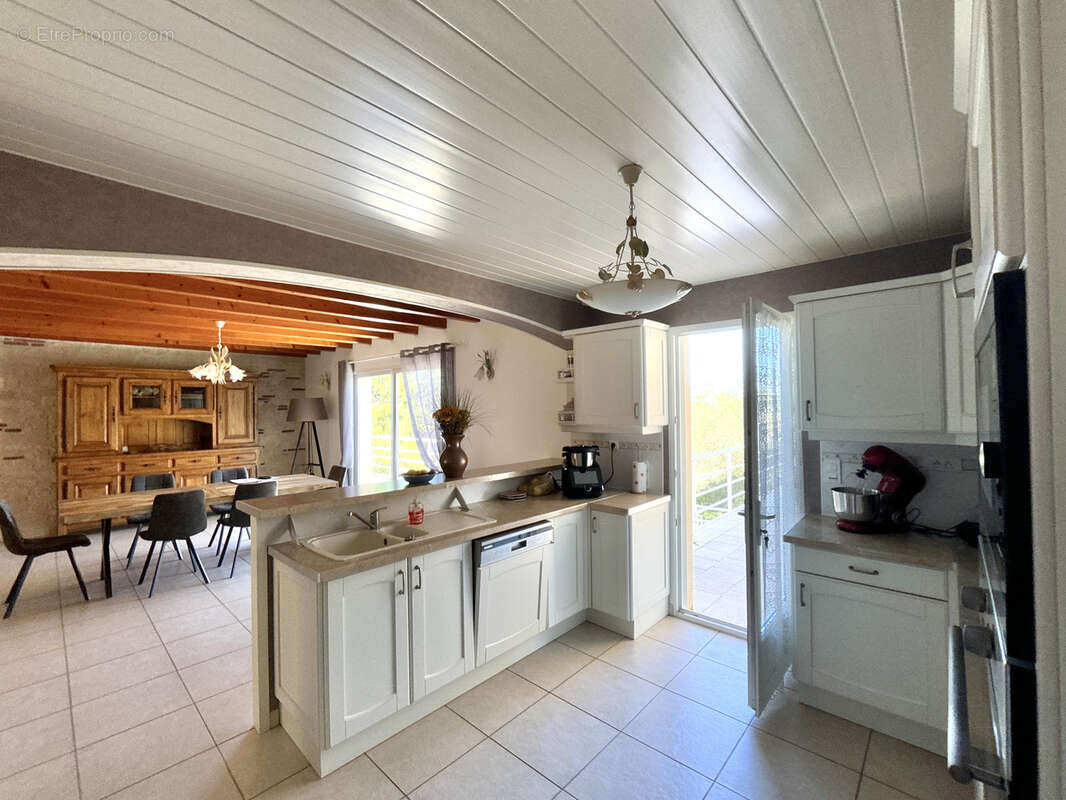 Maison avec piscine et vue exceptionnelle sur la campagne - photo 14