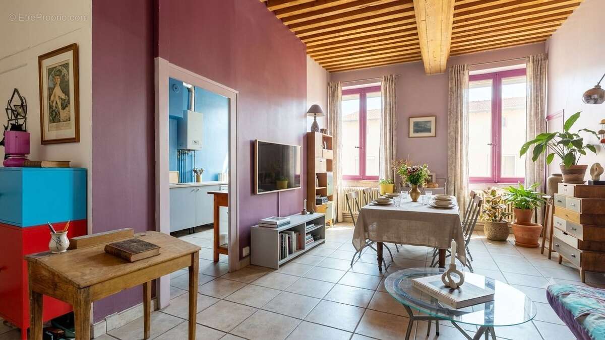 Appartement type Canut de 93m2 en étage élevé au centre de Saint Just - photo 2