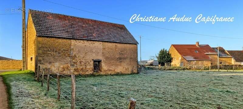 Entre Charolles, La Clayette et Paray le Monial, ancien corps de ferme en pierres, à rénover, sur parcelle de terrain de 900 m²  - photo 9