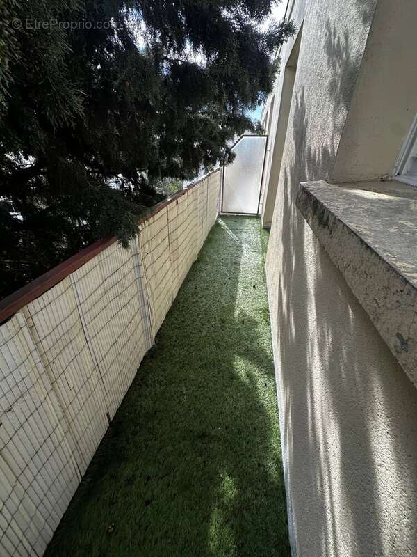 Dernier étage, avec balcon vue degagée, une cave et parking. - photo 4