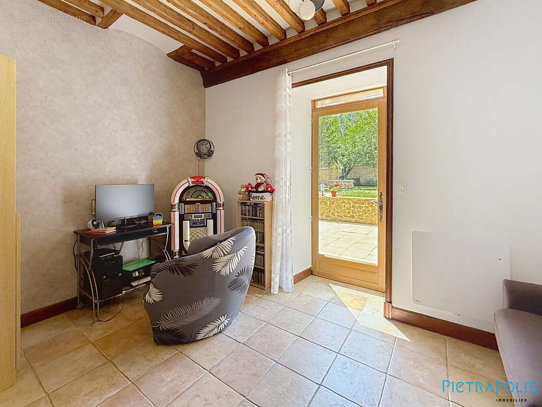 Maison 221 m² à Saint-Bonnet-Le-Troncy  - photo 5