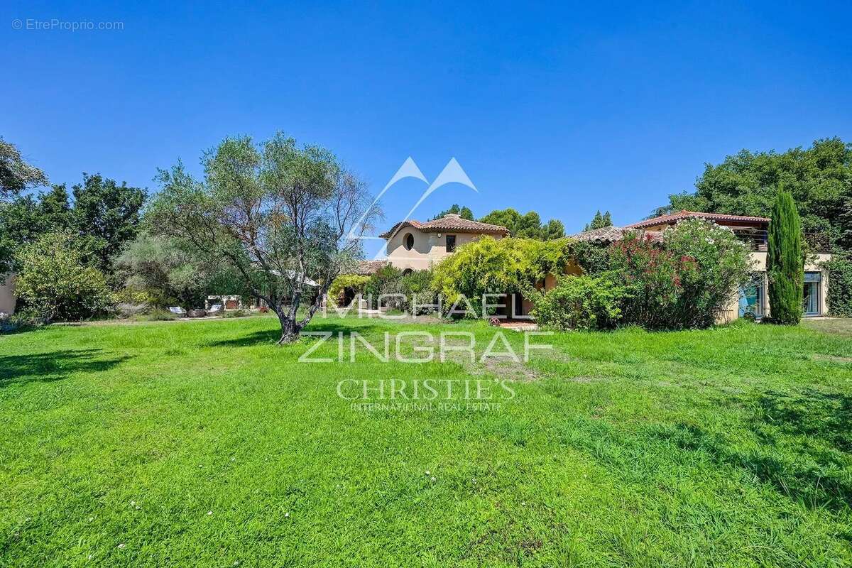 À quelques minutes du cœur d'Aix-en-Provence – Propriété d'exception de 12 pièces de 650 m² sur 1,2 hectares - photo 28
