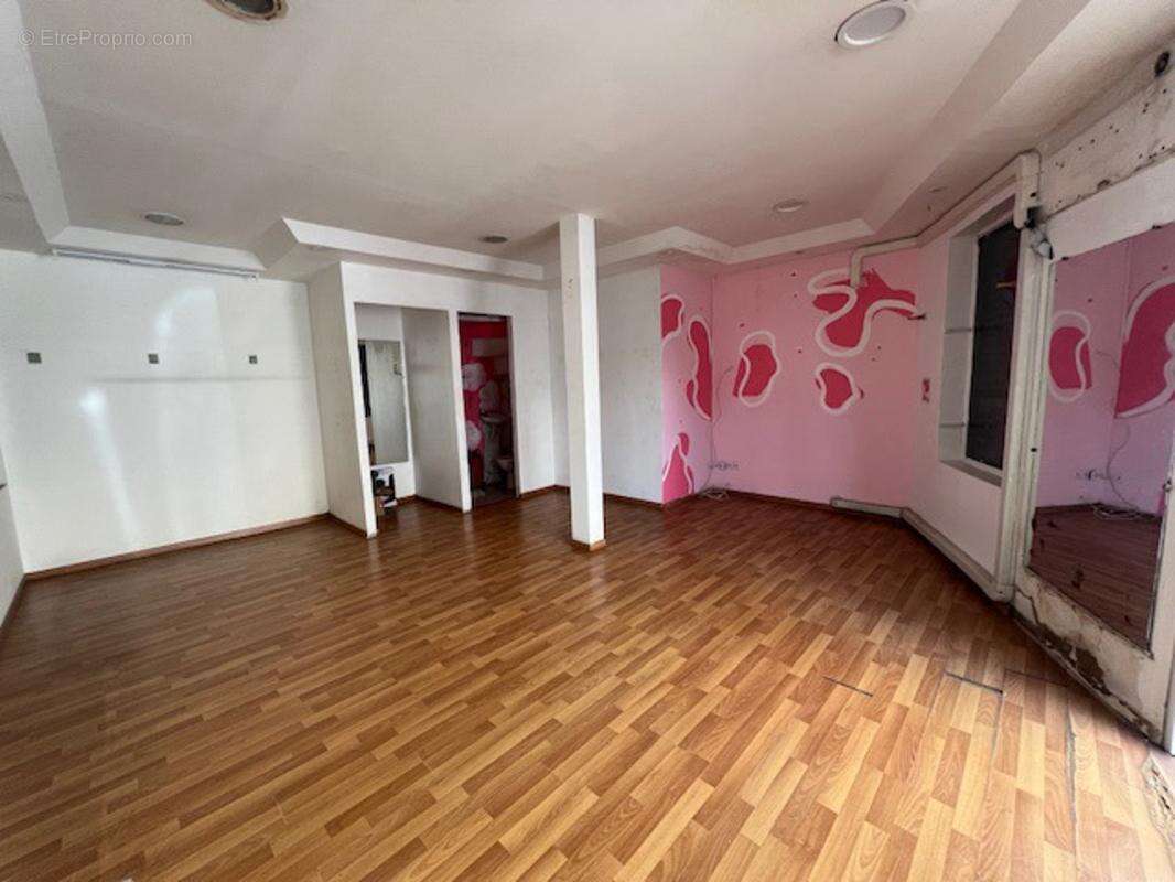Immeuble a vendre a fort de france : local + t2 - photo 12