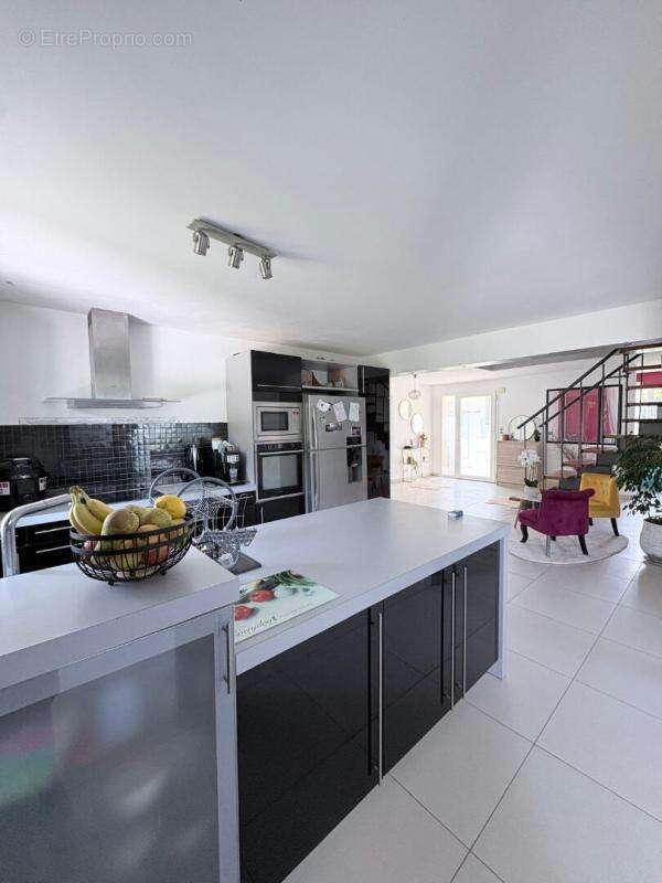 Volumes, luminosité et cadre privilégié pour cette belle maison familiale - photo 5